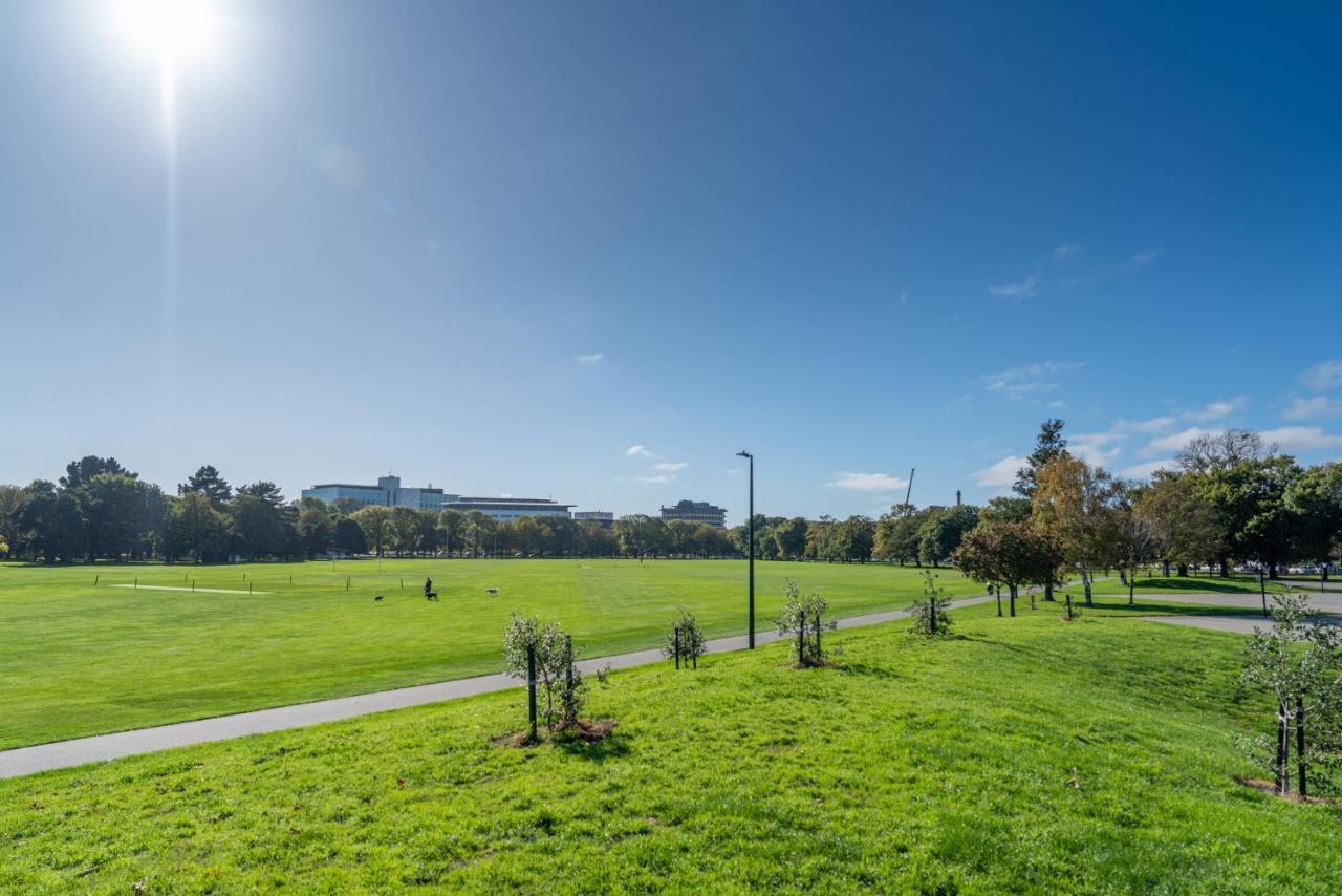 King Bed On Hagley Park Corner In The Cbd Apartment Крайстчърч Екстериор снимка