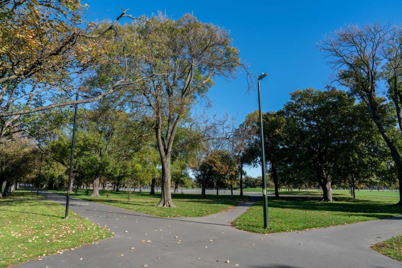 King Bed On Hagley Park Corner In The Cbd Apartment Крайстчърч Екстериор снимка